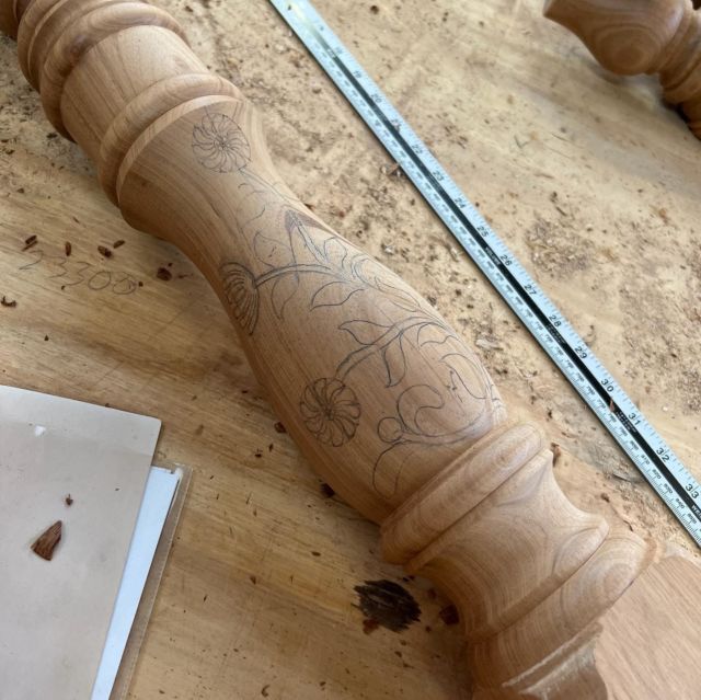 Just look at this beautiful turned bedpost and the fantastic honeysuckle carving by our talented carvers 

Swipe to see the results!